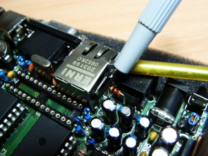 PICT0011.JPG (514.01 KiB) 24265 mal betrachtet -<br />1. ein Schraubenzieher oben inter das Blech<br />2. der 2. hebelt die Blechlaschen über die Haltenasen