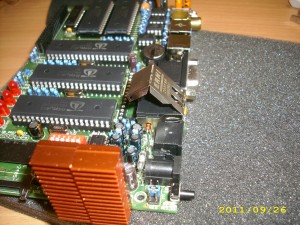 DSCI0001.JPG (1.71 MiB) 24265 mal betrachtet -<br />1. An der oberen Lasche solange wackeln bis die obere Verbindung des Bleches über den Kabelanschluss bricht.<br />2. Die Verbindung unten muss mit einen Kleinen schraubenzieher zwischen Buchse und Leiterplatte hervorgezogen werden und ebendfals durchtrennt werden.