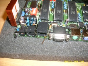 DSCI0002.JPG (1.67 MiB) 24115 mal betrachtet -<br />Die beiden Lötstellen der Seitlichen Laschen werden mit einem Lötkolben erhitzt und ertausgezogen.<br />geht etwas schwer weil die Laschen unten unter die Buchse gehen.