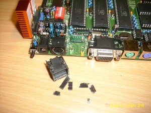 DSCI0004.JPG (1.73 MiB) 24265 mal betrachtet -<br />1. Hinterer Rahmen um die Leiterplatte entfernen.<br />2. Buchsenkörper vorn etwas anheben und mit Schraubendreher die Beiden Befestigungslaschen für die LED's (2 flache Laschen) wegbrechen.<br />3. Buchsenkörper solange wackeln bis die oberen Kontackte von der Leiterplatte im Buchsenkörper abbrechen, dann erst Buchsenkörper herunterhebeln.