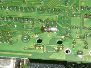 DSCI0006.JPG (1.75 MiB) 24115 mal betrachtet Lötzinn drauf und alles mit Lötkolben erhitzen und dann herrausziehen