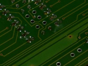 DSCI0017.JPG (1.45 MiB) 18474 mal betrachtet Rest mit kleinen und scharfen Seitenschneider kurz über der Leiterplatte abschneiden und die Lötstelle nochmals mit Lötkolben erhitzen um die Lötstelle Sauber zu machen.