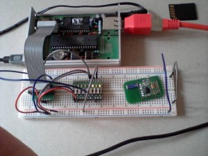 WebProp im offenen Gehäuse mit angeschlossenen Breadboard-Goodies (14pol Wannenstecker und 8xTaster mit 8x LED).