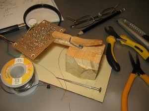 555-Arbeitsplatz-Lochrasterplatine-bestuecken.jpg (43.82 KiB) 4214 mal betrachtet 555-Arbeitsplatz-Lochrasterplatine-bestuecken.jpg