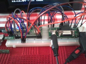 Der SµC-Kern. V.l.n.r : Wi2C2-Adapter, SoMProp, TV-/VGA- und Tastaturadapter nebst Kabelverhau.