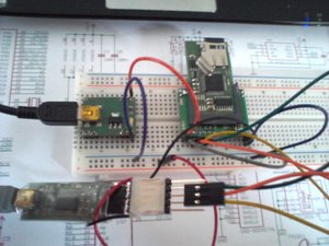 CP/Mchen im SD-Kartenhalter auf dem Brotbrett nebst Stromversorgung (links) und einem PropPlug mit Programmieradapter im Vordergrund.