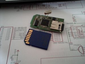 CP/Mchens Oberseite mit Prop und microSD-Slot im Vergleich zu einer SD-Karte