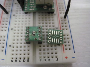 SO8 auf DIP8 Adapter. Es passen sowohl die schmalen 150 mil als auch die breiten 200 mil Gehäuse auf diesen Footprint.