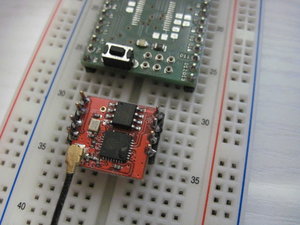 ESP8266-02 mit angelöteten Beinchen und angestöpseltem Pigtail. Darüber ein Arduino ohne FT232RL und damit freier serieller Schnittstelle mit 115600 baud.