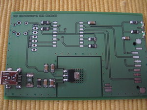 ESP-SD-Webserver teilbestückte Platine von oben. Spannungsregler, Widerstände, Abblockkondensatoren und LEDs