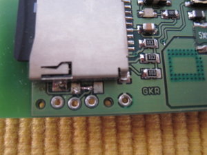 ESPmicroServer SD-Webserver, Lötbrücke neben dem microSD-Kartenhalter für Flashen mit 3,3V Level. Falls hier mit 5V Level geflasht werden soll ist eine 1N4148 Diode einzulöten. Das habe ich aber noch nicht ausprobiert.
