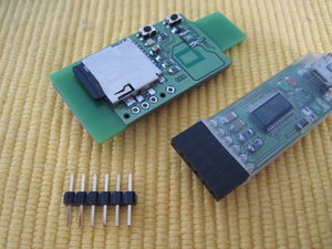 Bestückte Platine, Pinheader und FTDI Flash-Adapter