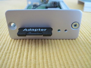 ESPSDServer Front mit Schlitz für SD-Karte und zwei Bohrungen für die LEDs Power und Flash.