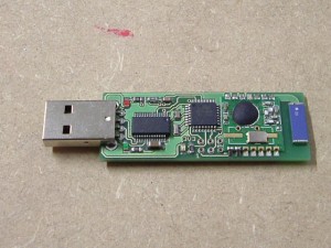 PC-Adapter mit ATmega328 und RFM12B-Modul und Chipantenne für 868MHz.